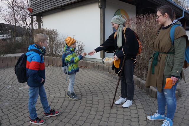 bei der Wüstenwanderung wird mit den Hungrigen das Essen geteilt