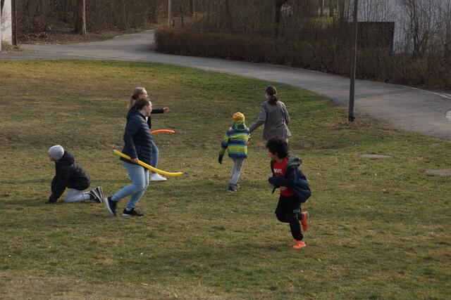Fangenspiel mit Luftballonschlangen