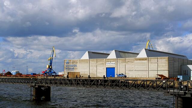 Ein Blick auf den Umschlagplatz am Seehafen. Foto: Helmut Kuzina