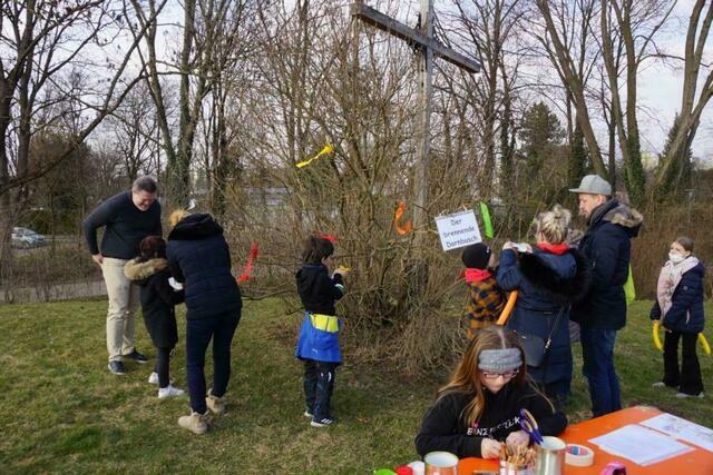 der brennende Dornbusch wird mit Feuerflammen und gemalten Bildern symbolisch nachgestellt