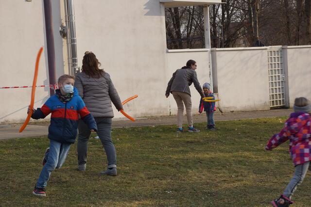 Fangenspiel mit Luftballonschlangen