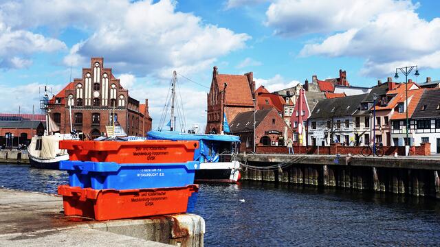 Bunte Fischkästen am Kai des Alten Hafens. Foto: Helmut Kuzina