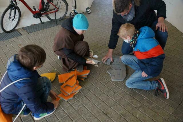 die zerschmetterten Steintafeln mit den 10 Geboten die Mose vom Berg Sinai warf wurden gemeinsam wieder zusammengesetzt