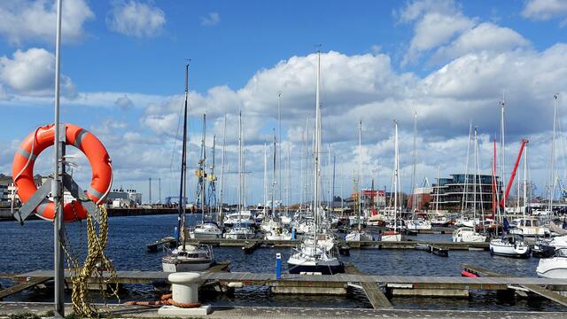 Viele Segelboote wurden bereits aus dem Winterlager geholt und an den Schwimmstegen des Westhafens festgemacht. Foto: Helmut Kuzina