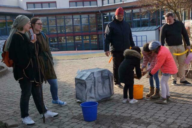bei der Wüstenwanderung musste fleißig Wasser gesammelt werden