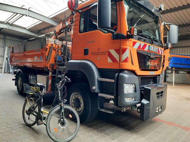 GROß und klein: Beeindruckend (und beänstigend?)  sind die Größenverhältnisse Lkw / Rad.
