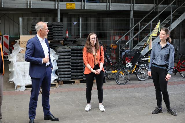 So geht mehr 🚲-Fahrer-Sicherheit: Mit 100-%-iger Ausstattung der 155 Lkw mit Abbiegeassistenten. Rainer Fredermann MdL, Alexandra Backhaus MdL-Kandidatin und Isabella Breek von ADFC Landesverband Niedersachsen e.V. informierten sich in der Lkw-Halle der Straßenmeisterei Berenbostel.