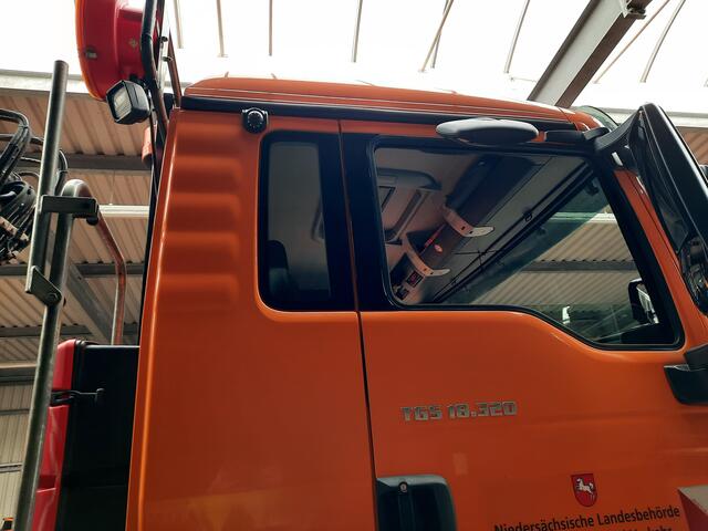 Die Infrarot-IR-Kamera des Abbiegeassistenten sitzt in dem kleinen runden Knubbel links oberhalb des kleinen Fensters: Durch die IR-Ausstattung "sieht" diese Kamera auch bei Dunkelheit, und durch die Beheizung des Sichtfensters ist sie auch bei Regen/Schnee/Frost einsatzbereit.