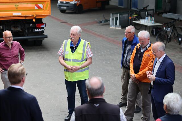 Erklärung der Belange der Radfahrenden UND des Lkw-Fahrpersonals: Mehr Sicherheit beim Rechtsabbiegen durch Abbiegeassistenten. In der gelben Weste: Dr. Reinhard Spörer, ADFC Langenhagen