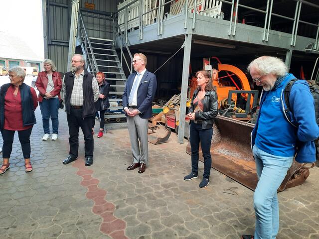 Martina Schober (2.v.r), Leiterin der Straßenmeisterei und Eric Oelmann (links daneben), Präsident der Niedersächsischen Landesbehörde
für Straßenbau und Verkehr NLStV, erklärten den Sicherheitsgewinn, gerade bei den vielfältigen Spezialfahrzeugen der 56 Straßenmeistereien des Landes Niedersachsen.