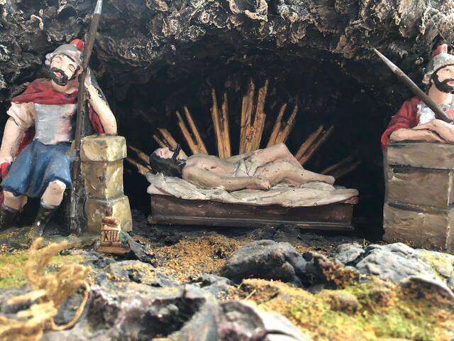 Szene aus der Passionskrippe: Der tote Jesus wird in das Grab gelegt und von Soldaten bewacht.