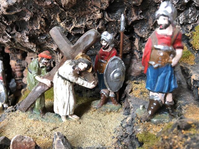 Jesus schleppt sein Kreuz zur Hinrichtungsstätte Golgotha.