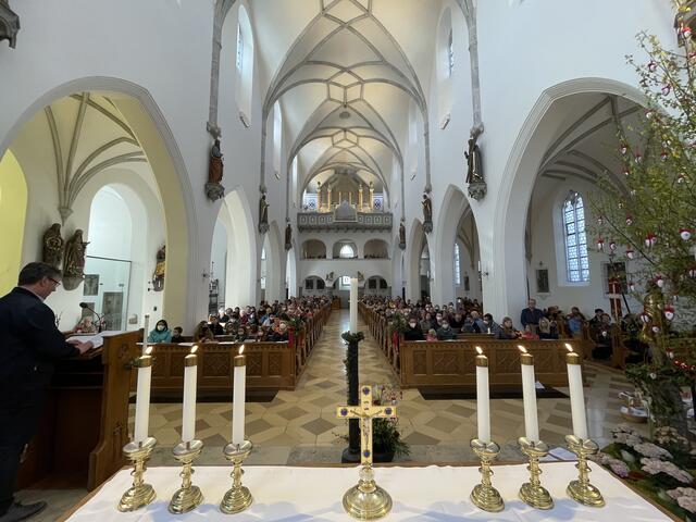 Volles Haus bei der Kinderosterfeier in die Stadtpfarrkirche