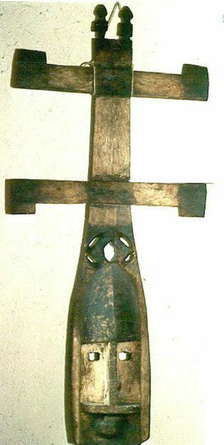 Die Maske ("Kanaga") , Antilope, wird von den Dogon in Mali, in der trockenen Sahelzone, beim Ausbleiben des Regens getanzt.