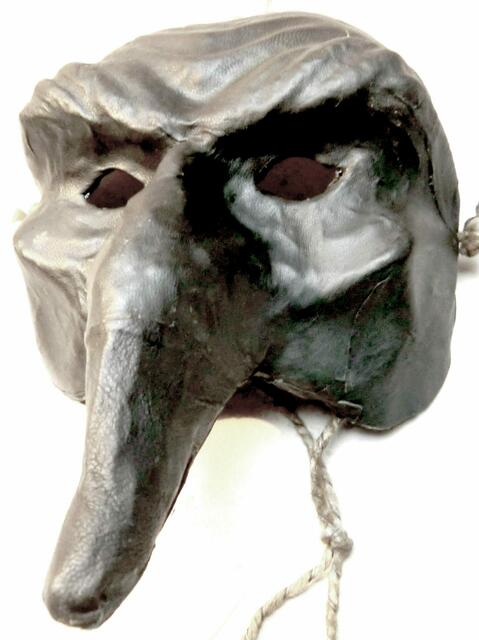 Capitano, der strenge hochnäsige Heereskommandant in der Typologie der Comedia dell arte (Ledermaske Michael Stöhr)