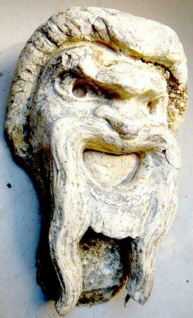 Griechische Schauspielermaske aus kaschiertem, gipsüberzogemem Leinen (Replikat nach Marmororiginal)