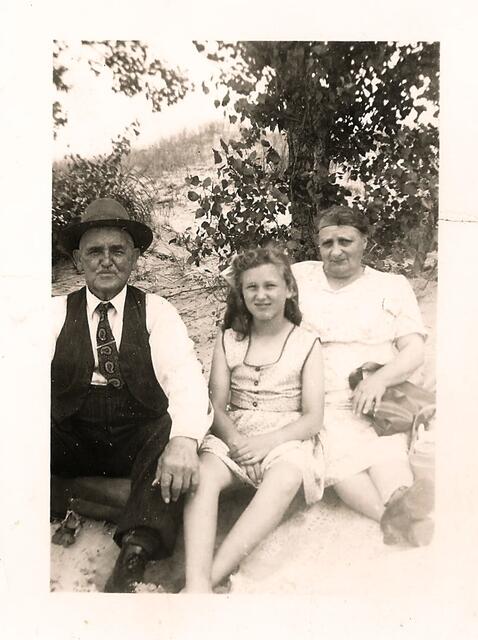 Henry mit Frau Caroline und Enkelin. Die Enkelin sprach schon kein Deutsch mehr. Das Foto stammt aus dem Jahre 1949.