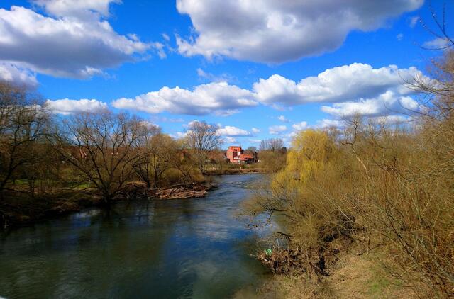 Blick auf die Leine von einer Brücke in Neustadt