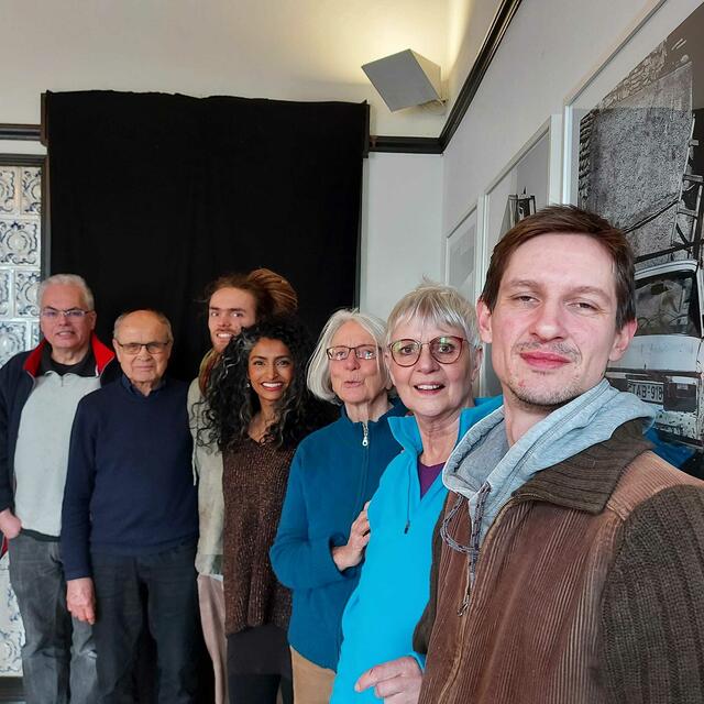 Die Gruppe X-citation bei einem Treffen in der Villa Ichon mit dem Sprecher:innenkreis des Bremer Friedensforums: Janosch Pangritz, Eva Böller, Barbara Heller, Lavanya Honeyseeda, Paul Gehrmann, Hartmut Drewes und Ekkehard Lentz (von vorne)