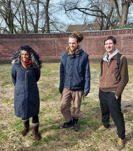 Lavanya Honeyseeda, Paul Gehrmann und Janosch Pangritz in der Rotunde des Denkmals Altmannshöhe in Bremen