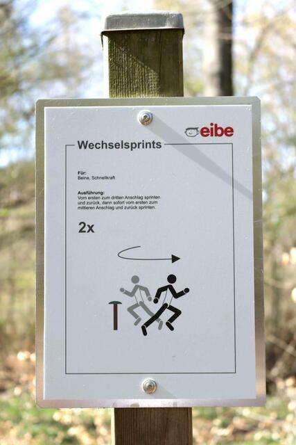 Ersatzschild im April 2022