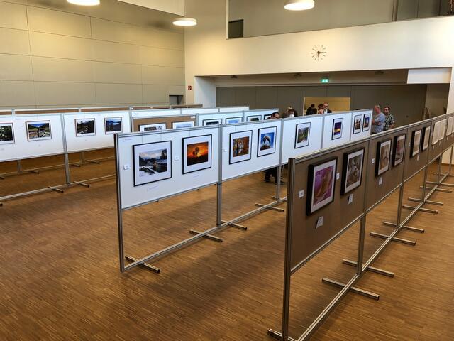 Blick in die Ausstellung der Fotofreunde Nordendorf im Bürgersaal des Mehrgenerationenhauses in Nordendorf.