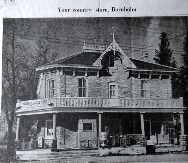 Der Country Store in Bornholm ON, ein Bild aus der örtlichen Zeitung, das Leslie 1966 geschickt hatte. Seine Wohnung befand sich im oberen Stock, sein Sohn Ralph arbeitete im Laden mit und übernahm ihn später. Das Geschäft ging gut, jedoch musste jeder mit anpacken.