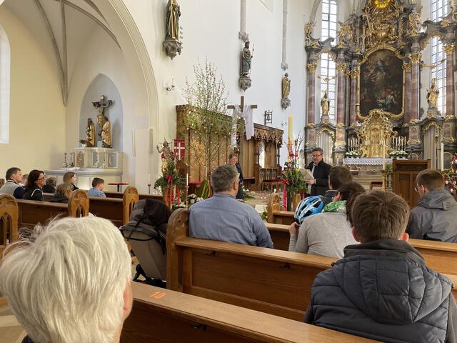 Markus Drößler und Julia Winter begrüßen die Teilnehmer am Emmausgang