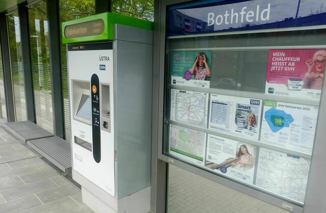 Fahrplan und Fahrkartenautomat der neuen Haltestelle Bothfeld.