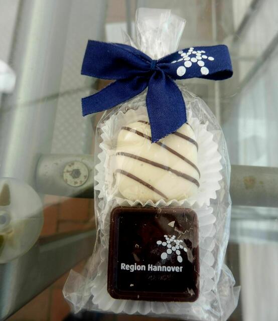 Ein kleines Präsent, überreicht von einem Vertreter der Üstra.