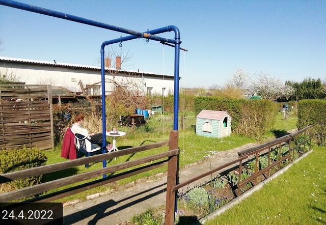 Gartenschau 2 - 24.4.2022 .2022 !!! Gartenschau - Sonntagsbilder 2022 !!! Temperaturen: Nachts 7,7 / 10:39 9,7° plus / 13:54 12,8° plus
Das Unkraut wächst und es gab viel Sonne und trübes Wetter in dieser Woche, in der Sonne waren es dann gestern 17,6 Grad, heute ist es fast Windstill !
Die Temp­eraturen in Nebra steigen heute maximal auf 17 Grad Celsius.
In dieser Woche Kartoffeln gesteckt,Rüben ,Radieschen und Möhren gesät !
Die Temp­eraturen in Nebra steigen heute maximal auf 17 Grad Celsius.
