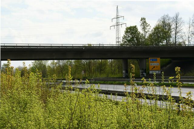Die B443 überquert die Bundesstraße 6 in der Nähe des ADAC in Rethen,