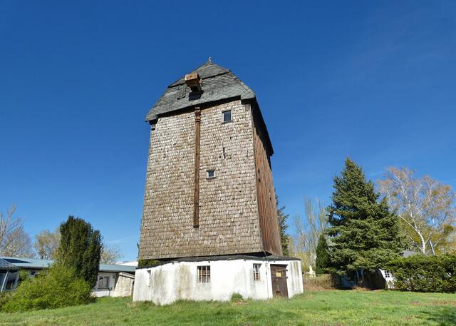 Das Wetter spielte mit, keine Menschenseele weit und breit und die Mühlenbaude nebenan war noch geschlossen, so konnte ich die Mühle von allen Seiten in Ruhe fotografieren.
