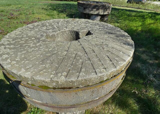 Vor der Mühle wurden die Mühlsteine quasi als Sitzgelegenheiten aufgestellt.