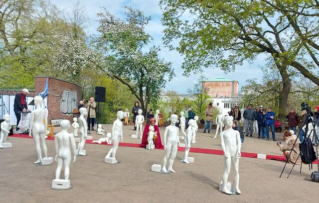 Die Hamburger Aktionskünstlerin Lavanya Honeyseeda, musikalisch begleitet von ihrer Gruppe X-citation, präsentierte am Kriegerdenkmal auf der Altmannshöhe in Bremen eine eindrucksvolle Performance für den Frieden.