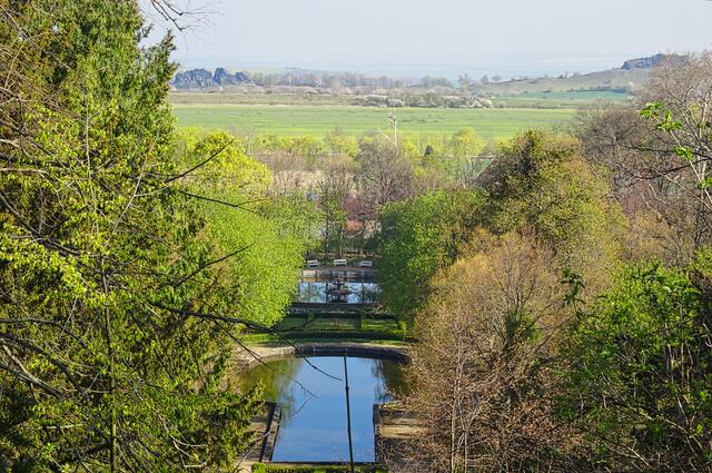 Blick vom Schloss auf die Wasserachse, im Hintergrund rechts der Große Gegenstein, links der Kleine Gegenstein