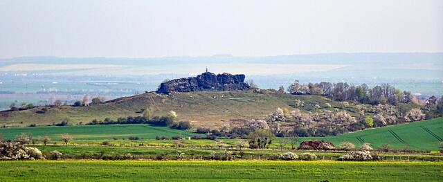 Blick vom Schloss auf den Großen Gegenstein (Teil der Teufelsmauer)