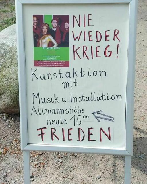 Bereits am Eingang in die Bremer Wallanlagen wurde auf die Performance für den Frieden hingewiesen.