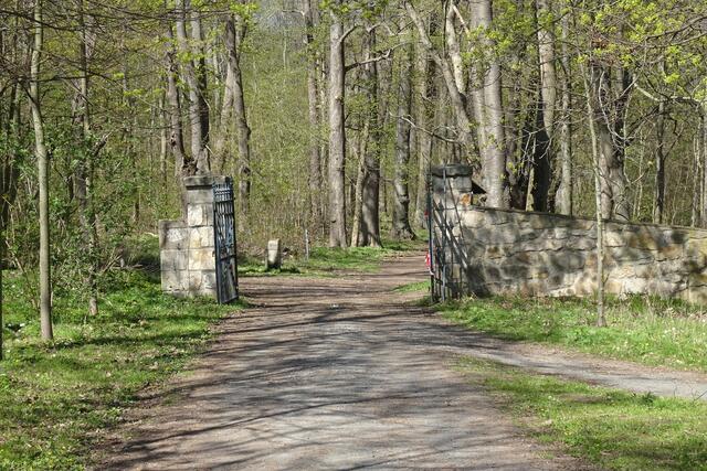 das Tor am Fürstenweg. Links vom Türpfosten geht der Schlosspark in die Landschaft über