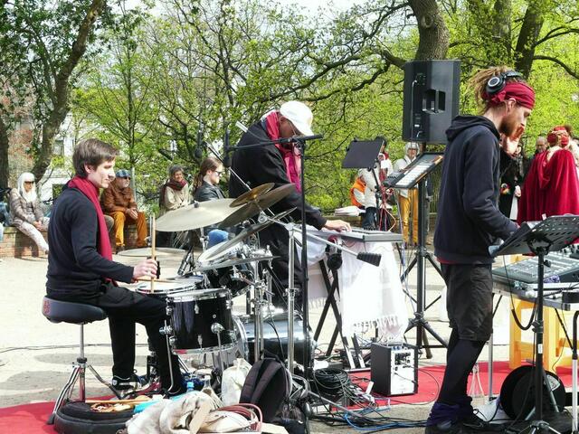 Künstlergruppe X-citation: Der Gruppe gehören die Aktionskünstlerin Lavanya Honeyseeda und die Musiker Janosch Pangritz, Steven López und Paul Gehrmann (von links) an.