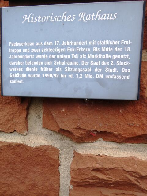 Die Erläuterungstafel zum "Historischen Rathaus".