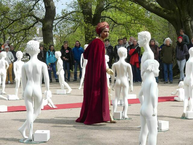 Die Hamburger Aktionskünstlerin Lavanya Honeyseeda, musikalisch begleitet von ihrer Gruppe X-citation, präsentierte am Kriegerdenkmal auf der Altmannshöhe in Bremen eine eindrucksvolle Performance für den Frieden.