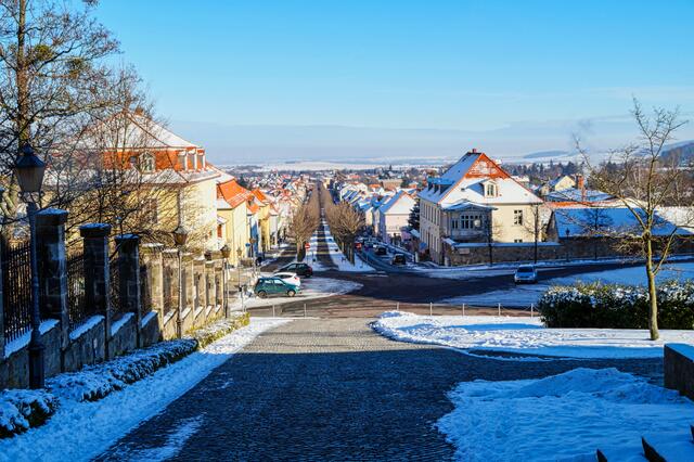 die Allee im Winter. Links  befindet sich die Schlossparkmauer