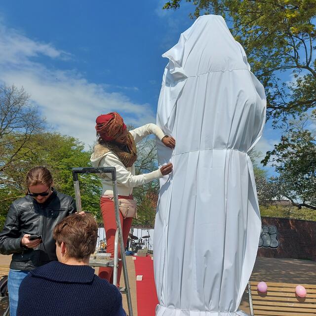 Verhüllung der Statue „Mutter mit Kindern“ durch die Hamburger Aktionskünstlerin Lavanya Honeyseeda an der Altmannshöhe in Bremen.