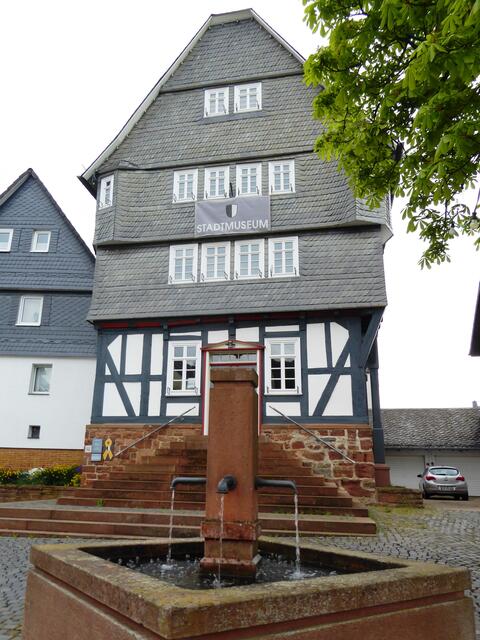 Das Stadtmuseum mit dem Marktplatzbrunnen.