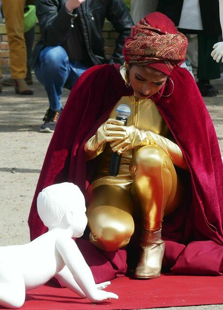 Die Hamburger Aktionskünstlerin Lavanya Honeyseeda, musikalisch begleitet von ihrer Gruppe X-citation, präsentierte am Kriegerdenkmal auf der Altmannshöhe in Bremen eine eindrucksvolle Performance für den Frieden.