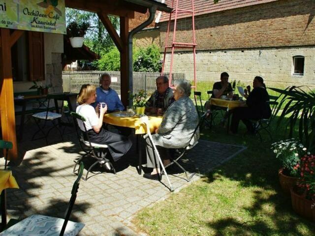 Am 21. Mai 2022 öffnet dieses Jahr wieder das Orchideenkaffee in Krawinkel .... !  An den folgenden Wochenenden 21.Mai und 29.Mai jeweils Samstag und Sonntag ist das Kaffee immer von 13.00- 17.00 Uhr geöffnet !