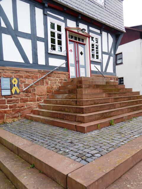 Die Sandsteintreppe zum Eingang in das Battenberger Stadtmuseum.