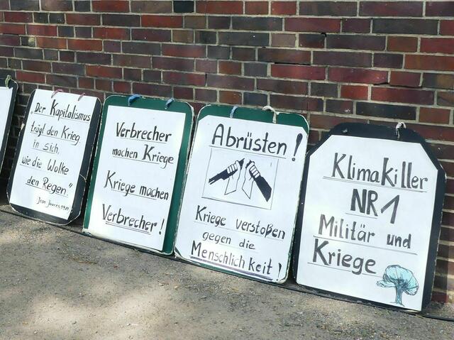 Klare Botschaften auch in Schriftform bei der Performance für den Frieden in Bremen, Altmannshöhe.