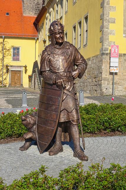 Das neue Denkmal für Albrecht den Bären (1100  - 1170) im Schlosshof. Er war der Graf von Ballenstedt und  Aschersleben. Auch war er der Marktgraf von Brandenburg. Sein Widersacher war der Braunschweiger Heinrich der Löwe
